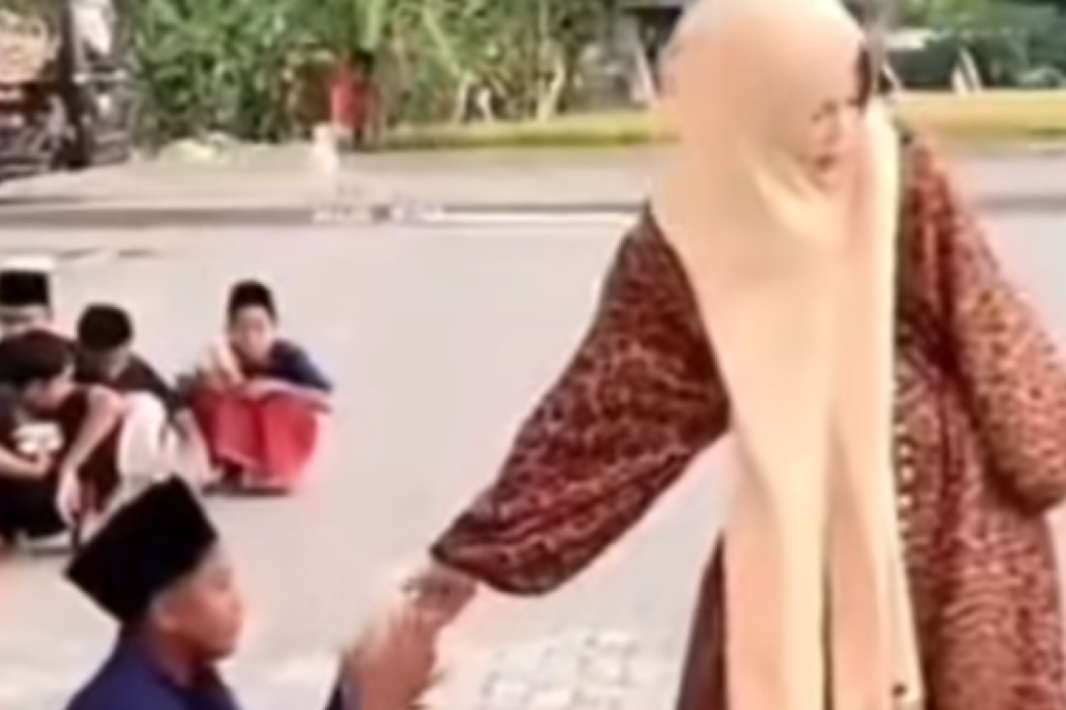 Video Ning Astuti Istri Gus Mifta Saat Bagi-Bagi Roti ke Santri Dinilai Tak Punya Adab Hingga Dibandingkan dengan Clara Shinta