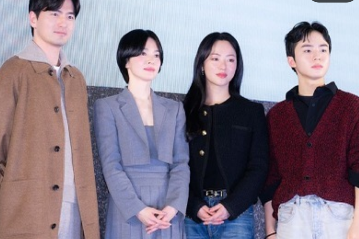 Konferensi Pers Film Dark Nuns di Korea, Penampilan Song Hye Kyo dengan Rambut Pendek Buat Penonton Terpesona!