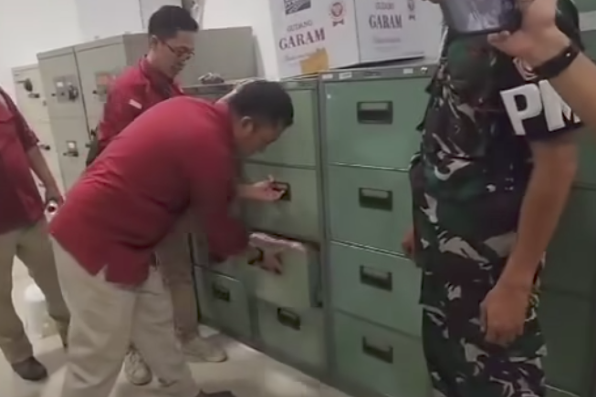 Video Penggerebekan Temuan Uang Fantastis Diduga Judol di Unggah Ahmad Sahroni di Ruangan Staf Khusus Budi Ari: Beneran Atau Hoax?