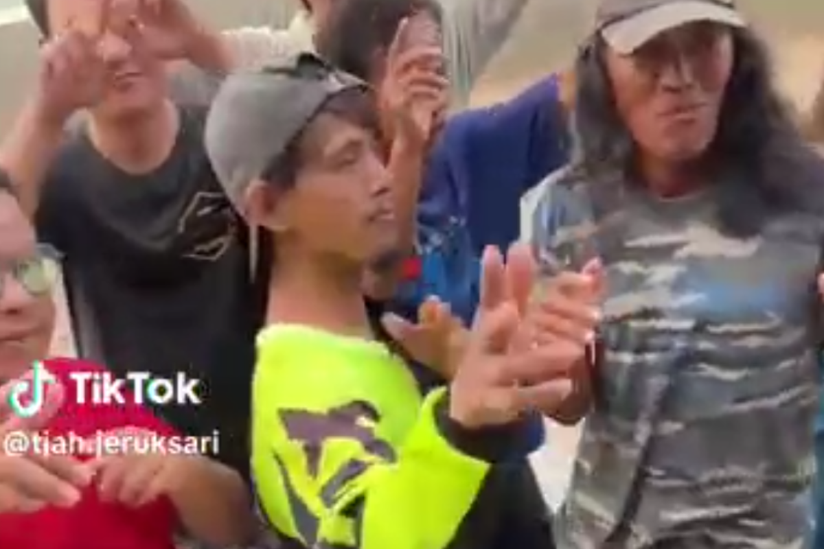 Usai Video Ayah dan Anak Baju Hitam Hingga Ibu Baju Biru dan Oren! Kini 6 Bapak-Bapak Lakukan Aksi Kocak Menari Lagu Super Junior Viral di TikTok