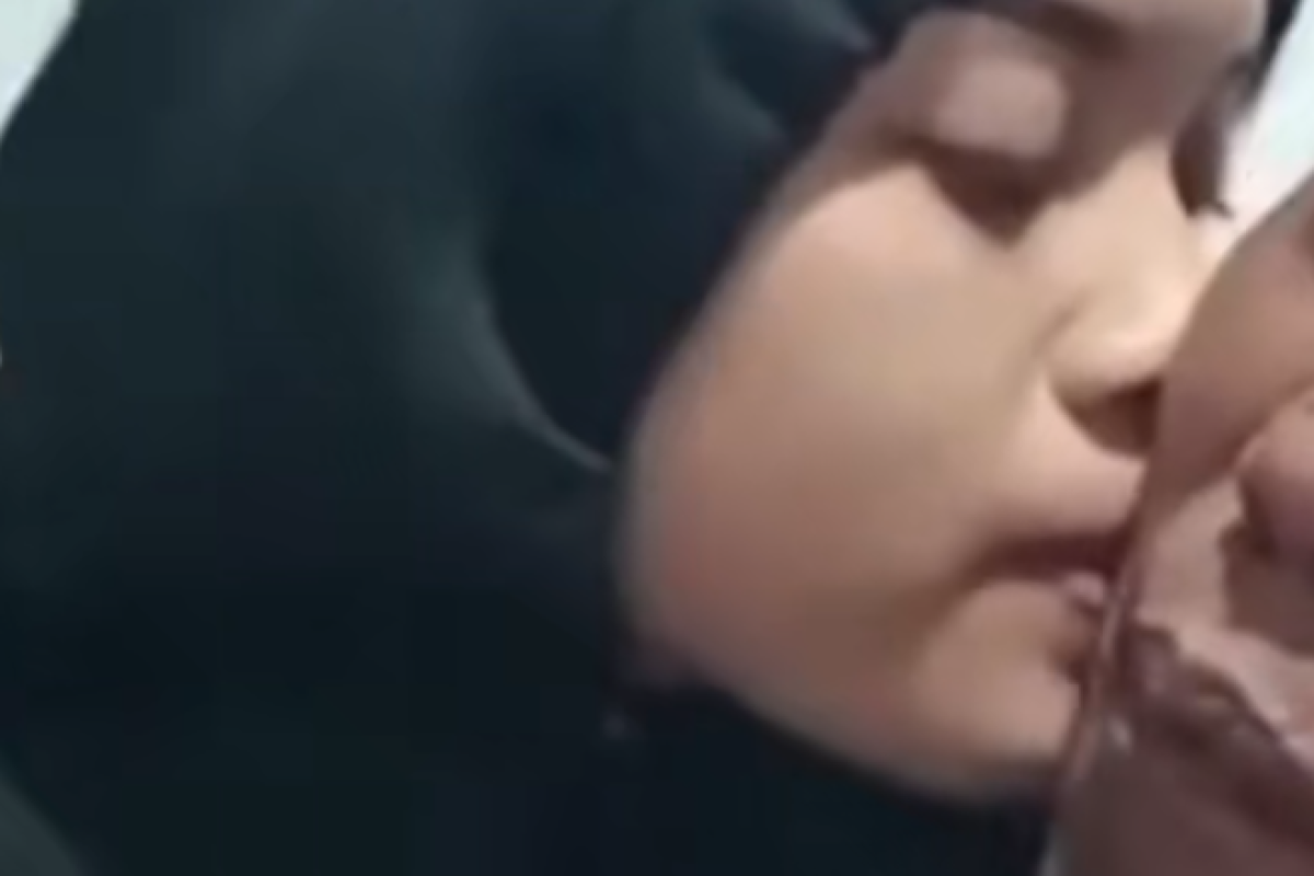 TANPA SENSOR Link Video Ayah Anak Baju Hitam Cium dan Grepe-Grepe di Tempat Tidur 6 Menit, TikToker Galih Ramadhan Bongkar Sosok Pemeran Wanita Ternyata Masih Berusia