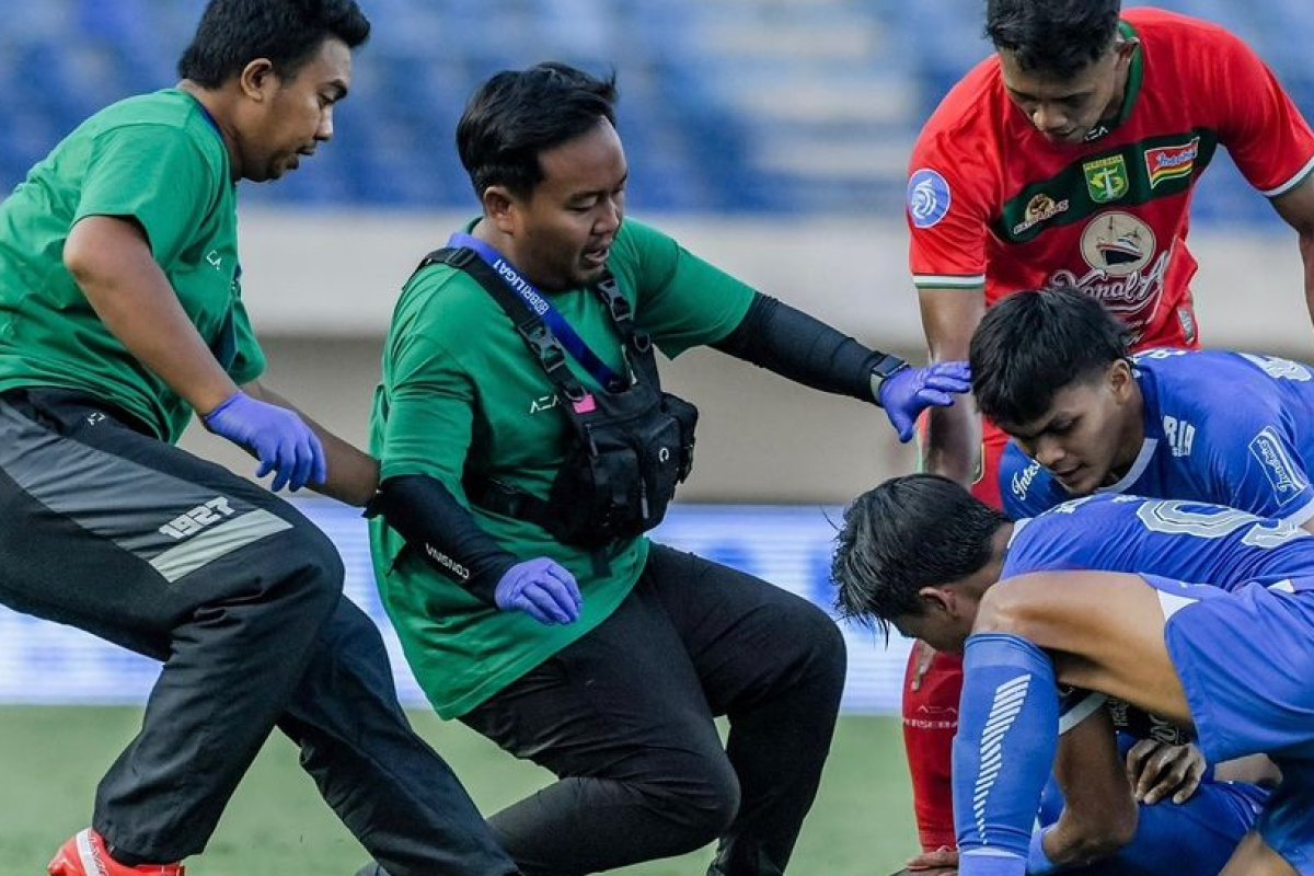 Ahmad Ridhoi Berhasil Selamatkan Nyawa Tyronne Del Pino di Laga Persib vs Persebaya, Ternyata Dokter Lulusan Universitas Airlangga