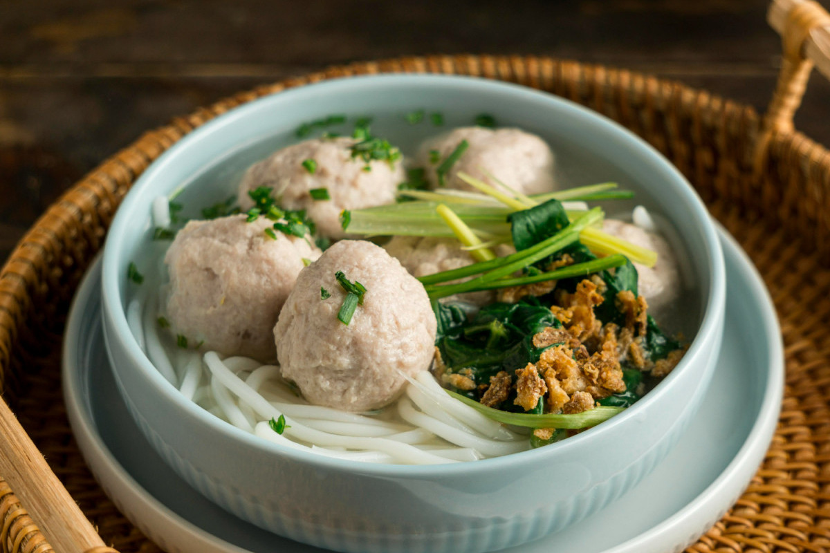 8 Tempat Makan Bakso di Surabaya yang Wajib Dicoba Karena Terkenal Enak dan Nendang, Inklusif Bakso Pak War!