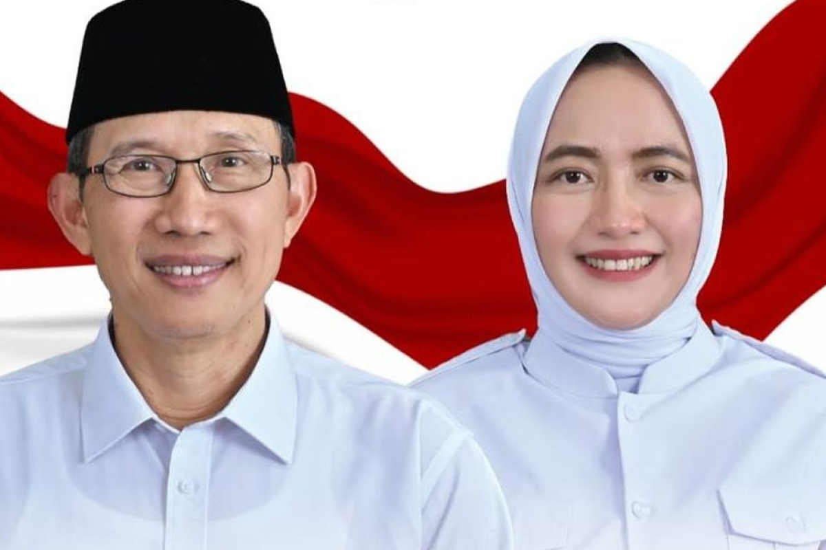 Farida Hidayati Calon Wabup Bojonegoro Viral Usai Diduga Tak Berani Ungkap Visi Misi Saat Debat Hingga seret Teguh Haryono Maju Ke Panggung 