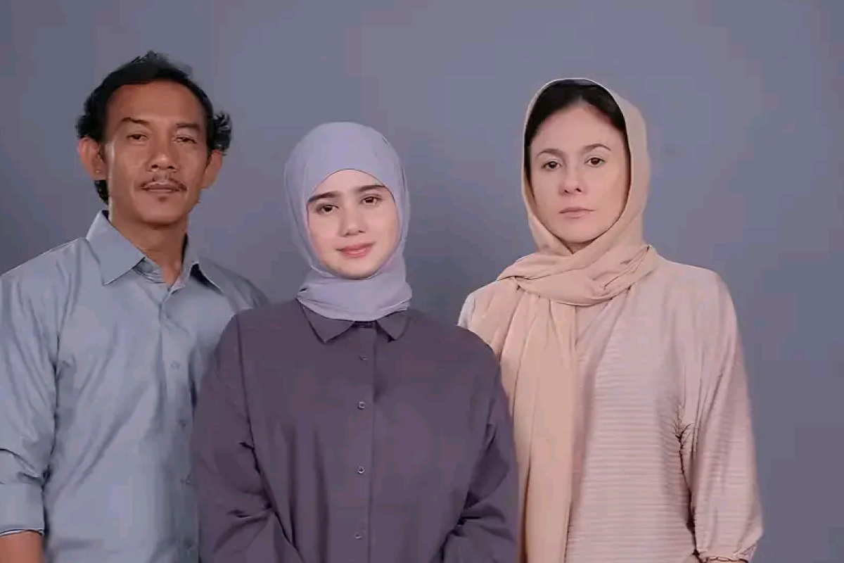 10 Potret Penapilan Pemeran Film Norma: Antara Mertua dan Menantu, Warganet Kaget Wulan Guritno Pakai Gamis dan Jilbab 