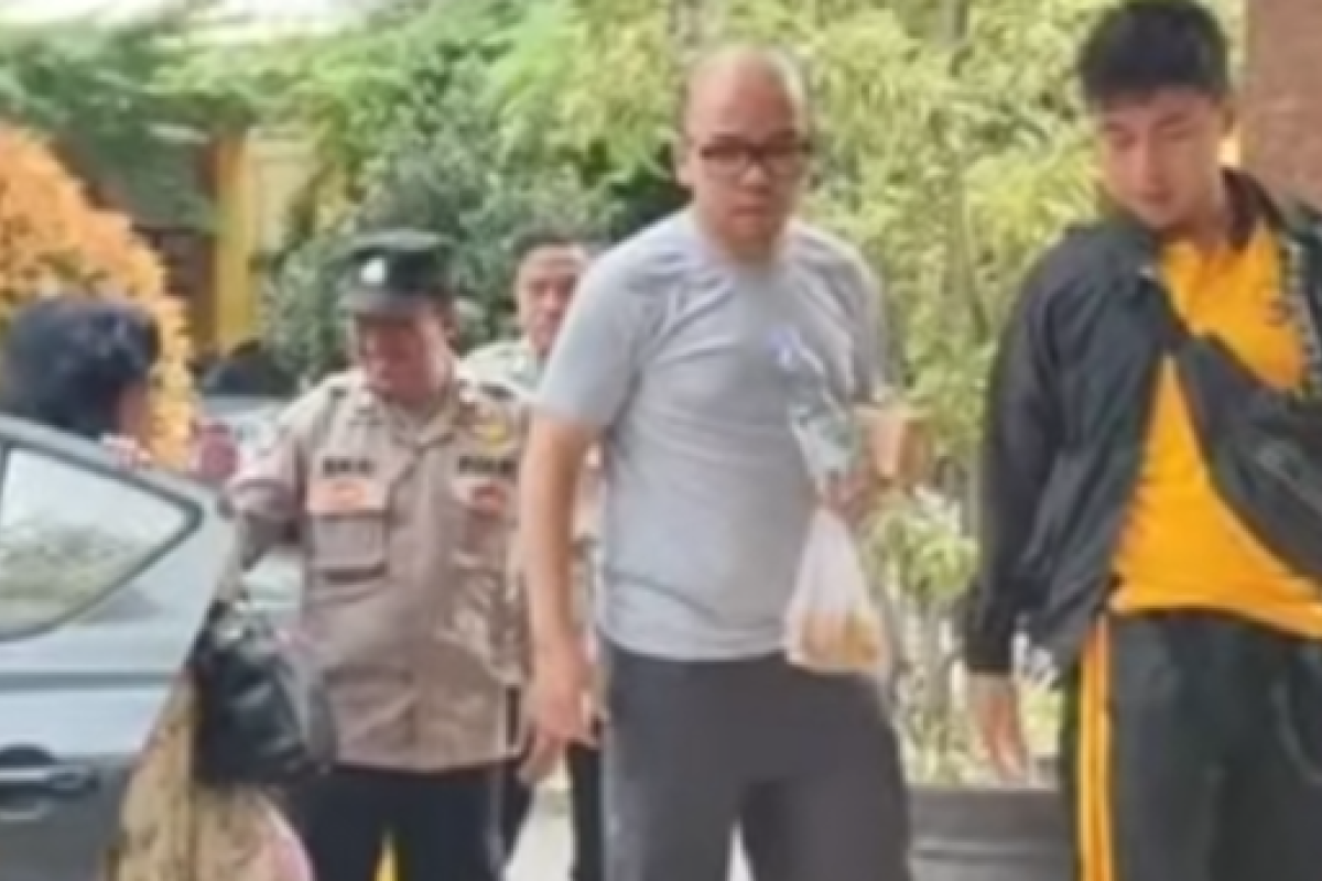 Tampang Abraham Michael Pembunuh Satpam di Bogor yang Santai Bawa Gorengan saat Digelandang ke Kantor Polisi, Kini Minta Belas Kasihan dari Publik!