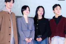 Konferensi Pers Film Dark Nuns di Korea, Penampilan Song Hye Kyo dengan Rambut Pendek Buat Penonton Terpesona!